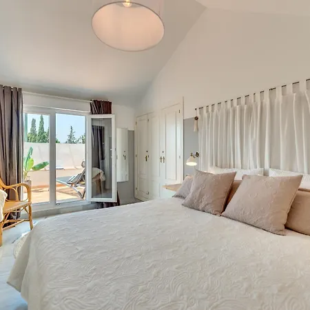 Elegant 2 Bdrm Penthouse With Sea Views And Pools شقة