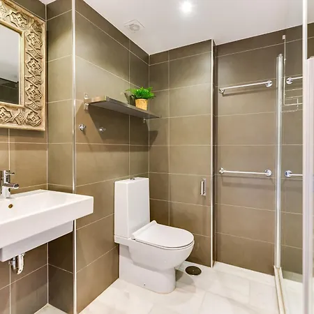 Elegant 2 Bdrm Penthouse With Sea Views And Pools شقة *