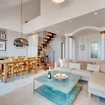 Elegant 2 Bdrm Penthouse With Sea Views And Pools Appartement *