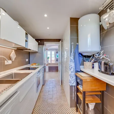 Elegant 2 Bdrm Penthouse With Sea Views And Pools *