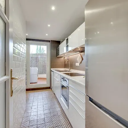 Elegant 2 Bdrm Penthouse With Sea Views And Pools *