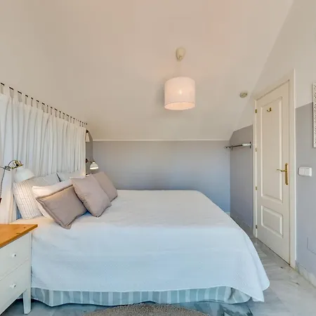 Elegant 2 Bdrm Penthouse With Sea Views And Pools