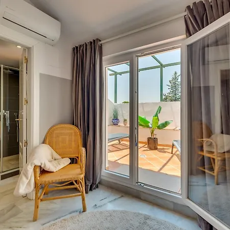 Elegant 2 Bdrm Penthouse With Sea Views And Pools