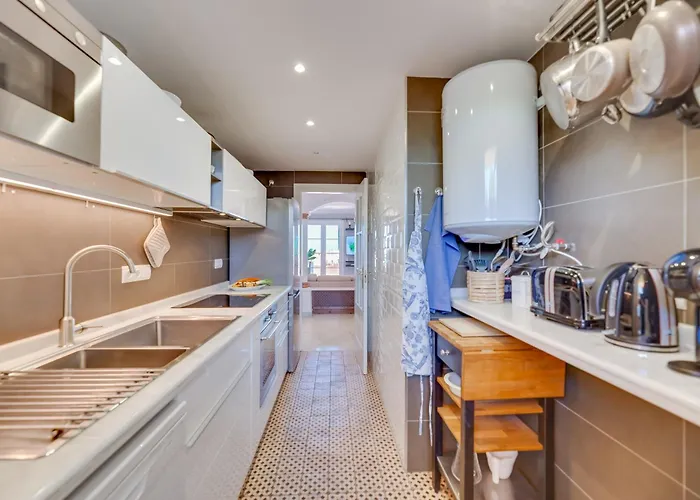 Elegant 2 Bdrm Penthouse With Sea Views And Pools *
