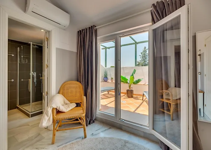 Elegant 2 Bdrm Penthouse With Sea Views And Pools