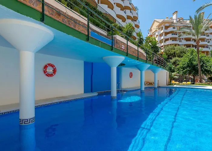 Elegant 2 Bdrm Penthouse With Sea Views And Pools Marbella