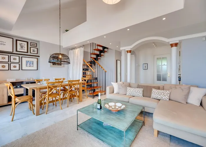 Elegant 2 Bdrm Penthouse With Sea Views And Pools Apartamento *