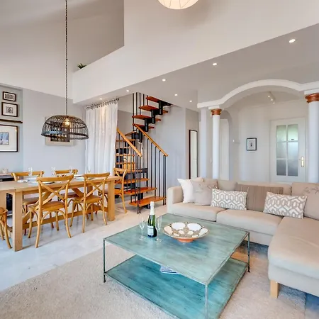 Elegant 2 Bdrm Penthouse With Sea Views And Pools Апартаменти *