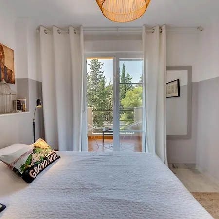 Elegant 2 Bdrm Penthouse With Sea Views And Pools Апартаменти