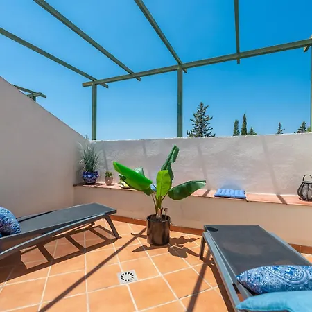 Elegant 2 Bdrm Penthouse With Sea Views And Pools