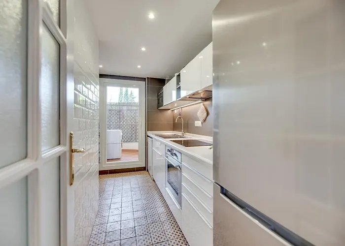 Elegant 2 Bdrm Penthouse With Sea Views And Pools *